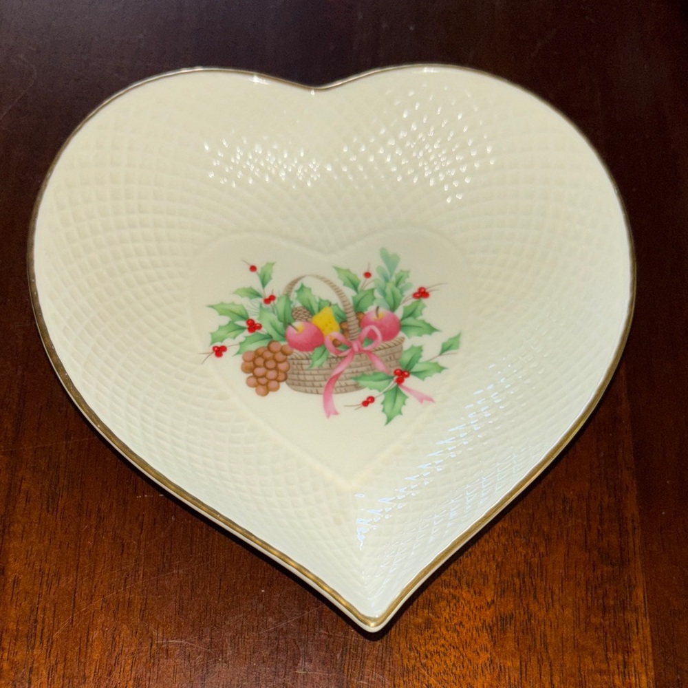 Mikasa Cream Heart-Shaped Dish with Festive Design